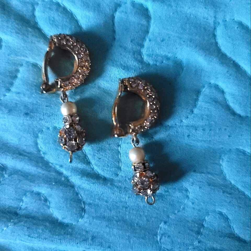V Logo Valentino Rhinestone Cuff Earrings 80$